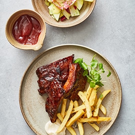 Spareribs met spicy smoky BBQ saus, witlof salade, rozemarijn frites en mayonnaise Spareribs met spicy smoky BBQ saus, witlof salade, rozemarijn frites en mayonnaise